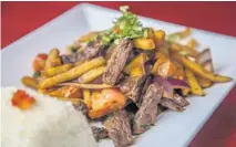  ??  ?? El toque criollo lo percibirás al paladear el churrasco angus salteado con cebolla, tomate, papas fritas y arroz blanco.