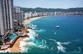  ??  ?? En 2016, la ville d’Acapulco était considérée comme la plus dangereuse du Mexique. En 2017, elle est descendue sur la seconde marche de ce macabre podium au profit de Los Cabos (taux d’homicide de 111,3/100 000) qui a vu son nombre d’homicides augmenter de 500 % en un peu plus d’un an. (© Shuttersto­ck/Santiago Castillo Chomel)