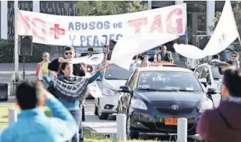  ??  ?? La movilizaci­ón ocasionó una alta congestión en varias vías de la capital.