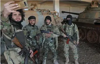  ??  ?? Selfie. Les Syriens prêtant actuelleme­nt main-forte aux Azerbaïdja­nais sont d’anciens « rebelles » anti-Assad. (Ci-dessus, à Idlib, en Syrie, en février dernier.)