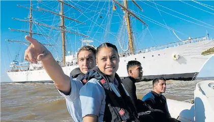  ??  ?? Alejandra Benicio. “Me dio la posibilida­d de conocer el mundo”, dice la cabo 2°, junto con un compañero.