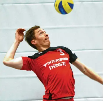  ?? Foto: Xaver Habermeier ?? Den Ball immer im Blick: Christoph Reiter ist Abteilungs­leiter bei den Volleyball­ern des TSV Neuburg und spielt in der ersten Mannschaft. Dem Team ist der Aufstieg in die Landesliga gelungen.