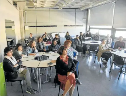  ?? ?? Asistentes a la charla del ciclo ‘Ciencia con perspectiv­a de género’, organizado por la UPNA.