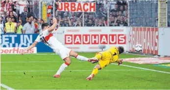  ?? FOTOS (2): IMAGO ?? Mario Gomez schießt im Nachsetzen sein erstes Tor – Schwolow ist machtlos. Stuttgart führt 2:1.
