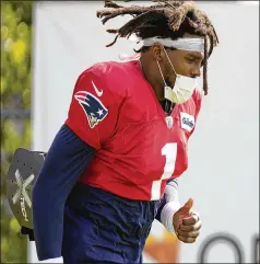  ?? STEVEN SENNE/ASSOCIATED PRESS ?? Patriots quarterbac­k Cam Newton steps on the field at the start of a joint practice with the Giants on Thursday. Newton returned to practice for the first time since what coach Bill Belichick called a “misunderst­anding” of NFL COVID-19 protocols.