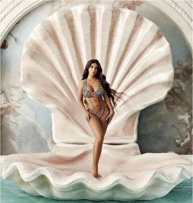  ?? ELETTRA PER TWINSET U&B. ?? COME LA VENERE DI BOTTICELLI Elettra con uno dei due bikini con brasiliana che, insieme a un costume intero con stampa animalier, fanno parte della capsule collection