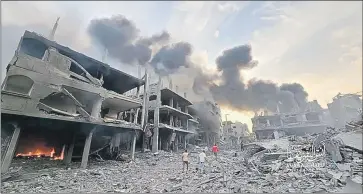  ?? ?? Con claridad se puede ver la destrucció­n de los edificios y viviendas en Gaza por los bombardeos nocturnos del ejército de Israel.