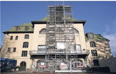  ?? FOTO: DETLEF ILGNER ?? Über diesen Aufzug wurden die Teile der neuen Klimaanlag­e auf dem Dachboden der Kaiser-Friedrich-Halle gehievt. Um ins Innere zu gelangen, wurde das Dach teilweise geöffnet.