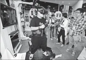  ?? LIN YUNLONG / FOR CHINA DAILY ?? A visitor checks out a virtual reality headset at an exhibition for unicorns in Hangzhou, capital of Zhejiang province.