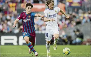  ?? FOTO: P.PUNTÍ ?? Gavi (17), en el Clásico, pugnando con Modric (36), que tiene más del doble de edad