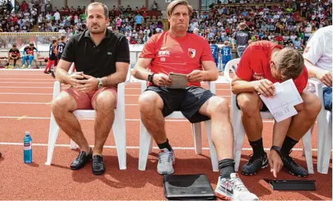  ?? Foto: Christian Kolbert ?? Auch auf der Trainerban­k sind derzeit kurze Hosen in. Manuel Baum, Michael Wimmer und Tobias Zellner (von links) reisen am heutigen Freitag mit der Mannschaft ins Trai ningslager nach Österreich.