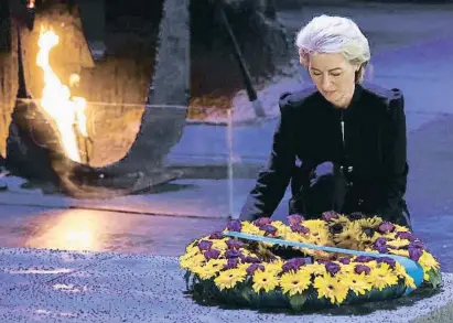  ?? RONEN ZVULUN / Reuters ?? Ursula von der Leyen va visitar ahir el Yad Vashem, el museu en memòria de l’Holocaust