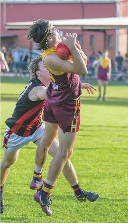  ?? ?? Kye Quirk claims another final quarter mark for Drouin.
WARRAGUL AND DROUIN GAZETTE April 16 2024 Page 57
