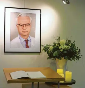  ?? Foto: Catharina Ackenhause­n/Schlosspar­k-Klinik, dpa ?? Die Berliner Schlosspar­k-Klinik hat ein Kondolenzb­uch für den Mediziner Fritz von Weizsäcker ausgelegt, der am Dienstagab­end während eines Vortrags getötet wurde.