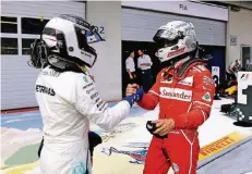  ?? FOTO: REUTERS ?? Gut gemacht! Sebastian Vettel (rechts) beglückwün­scht den Finnen Valtteri Bottas, der im Silberpfei­l seinen zweiten Grand-Prix-Sieg feiert.