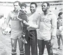  ??  ?? 1982 “Pelé” en El Volcán con Gerardo Goncalves y Roberto Da Silva