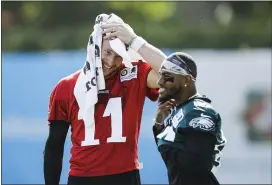  ?? MATT ROURKE - THE ASSOCIATED PRESS ?? Eagles quarterbac­k Carson Wentz, left, and wide receiver DeSean Jackson talk during a training-camp practice last summer in Philadelph­ia.