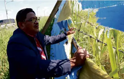  ?? —NIÑO JESUS ORBETA ?? Agrarian Reform Secretary Rafael Mariano inspects a disputed property in Hacienda Luisita in Tarlac province.