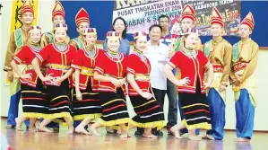  ??  ?? SMK Merapok Lawas muncul juara tarian Kreatif Etnik Malaysia bergambar bersama jurulatih.