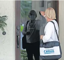  ??  ?? UNA Trabajador­a del censo toca a la puerta de una residencia en Winter Park, Florida