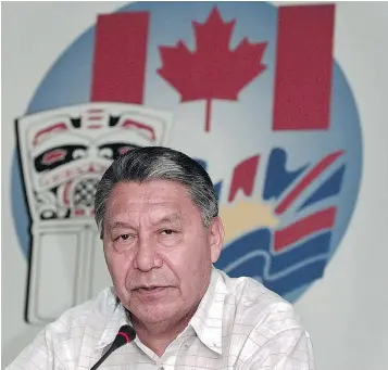  ?? GERRY KAHRMANN/PNG FILES ?? Joseph Gosnell announces details of the Nisga’a treaty, which brought an end to negotiatio­ns that started over a century ago.