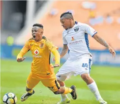  ?? Picture: LEFTY SHIVAMBU/GALLO IMAGES ?? ONE FOR THE TEAM: Hendrick Ekstein of Kaizer Chiefs, left, and Edward Manqele of Chippa United during their Absa Premiershi­p match at the FNB Stadium in Johannesbu­rg
