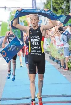  ?? FOTO: VIVIANE SLONIEWICS ?? Mit seinem Sieg beim Sprint-Triathlon im Rahmen des Europacups in Estland hat der Tuttlinger Triathlet Valentin Wernz nachhaltig auf sich aufmerksam gemacht. Nun wurde der 22-Jährige mit der Nominierun­g in den Bundeskade­r belohnt.