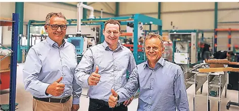  ?? FOTO: AW ?? Die Project-Geschäftsf­ührer Stefan Opgenorth (rechts) und Johannes Jansen (links) freuen sich mit Kassow-Vertriebsc­hef Dieter Pletscher.