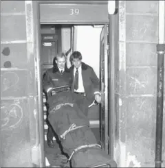 ?? FOTO: GERT JENSEN ?? Sådan så det ud nytårsmorg­en 1990, da Hanne With blev båret ud af opgangen.