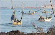  ??  ?? Lanchas ribereñas en aguas de Progreso. Los remanentes del frente frío no permiten la captura de pulpo, afirman algunos pescadores