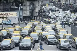  ?? LA JUSTICIA RECORTA EL MARGEN DE ACCIóN DE UBER ?? Bloqueo. De taxistas en el centro, en una de las tantas protestas.