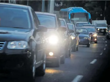  ?? /EDUARDO MURILLO ?? Se está volviendo común en automovili­stas y motociclis­tas el uso de luces led potentes.