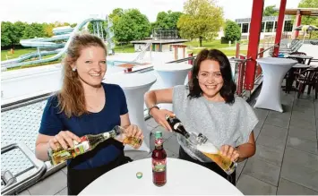  ?? Foto: Silvio Wyszengrad ?? Ab sofort gibt es auf dem „Sonnendeck“des Familienba­des Getränke und Speisen. Elisa Gerner (links) und Natascha Rezaeian tes ten das neue Angebot.