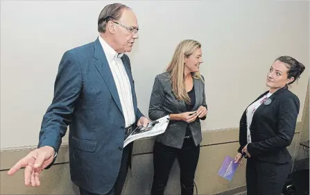  ?? CLIFFORD SKARSTEDT EXAMINER ?? Mayor Daryl Bennett and mayoral candidate Coun. Diane Therrien chat with Kristi Doyle, president of Peterborou­gh Kawarthas Associatio­n of Realtors and moderator of a mayoral debate Thursday at the Peterborou­gh Lions Community Centre in East City.