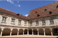  ??  ?? La cour du Palais Granvelle, un passage obligé pour admirer ces belles toitures et accéder au Musée du Temps.