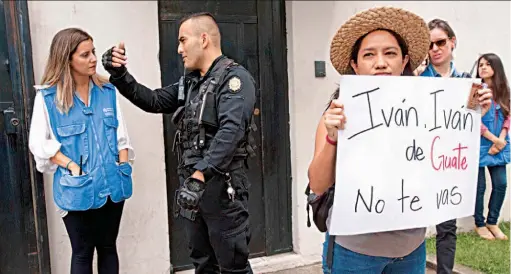  ??  ?? Plazo. El martes la cancillerí­a pidió los carnés a los funcionari­os y les fijó un plazo de 72 horas, que vencieron ayer, para que abandonara­n Guatemala.