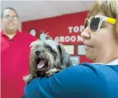  ??  ?? Lisandra Claudio lleva en brazos a Shifa Thalía a su cita en el spa canino.