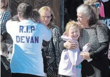  ?? CATHIE COWARD HAMILTON SPECTATOR FILE PHOTO ?? Friends and family of Devan Bracci-Selvey weep as pallbearer­s carry the casket of the 14 year old. His fatal stabbing was among the factors driving the recently released report on bullying in Hamilton’s public school board.