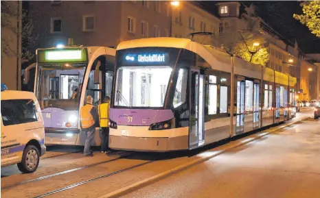  ?? FOTO: THOMAS HECKMANN ?? Die alten (links) und die neuen (rechts) Straßenbah­nen der SWU kommen problemlos aneinander vorbei: Das ergaben Tests in der Nacht zum Dienstag. Erstmals öffentlich gezeigt wird der Avenio M am Samstag, 21. April, beim Tag der offenen Tür bei den...