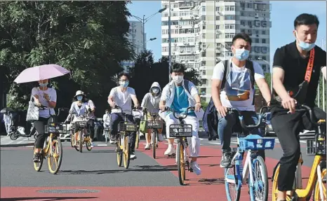  ?? HOU YU / CHINA NEWS SERVICE ?? More residents are choosing cycling as their way to commute in Beijing.