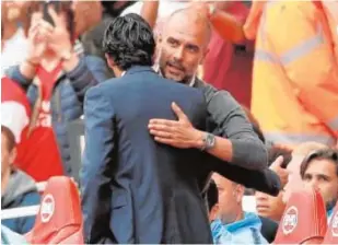  ?? REUTERS ?? Guardiola saluda aEmery antes del Arsenal-Manchester City