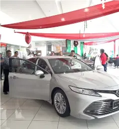  ??  ?? Customers check out the All-New Toyota Camry at the UMW Toyota Motor showroom.