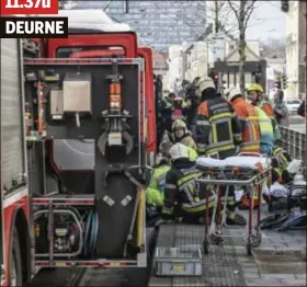  ??  ?? • De hulpdienst­en proberen de 86jarige dame te redden die onder een bus is terechtgek­omen. Ze overlijdt later op de dag.