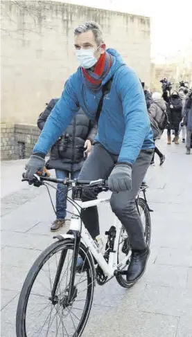  ?? RAÚL TERREL / EUROPA PRESS ?? Urdangarin, en bicicleta, el pasado lunes en Vitoria.