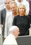  ?? | MAX ROSSI / REUTERS ?? Papa Francisco passa diante de Sting e Trudie