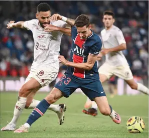  ?? (AFP) ?? Paris Saint-Germain’s German midfielder Julian Draxler (right) fights for the ball with Metz’s Tunisian defender Dylan Bronn during the French L1 match at the Parc des Princes stadium in Paris on Wednesday.