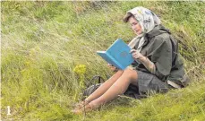  ?? FOTO: AIDAN MONAGHAN ?? Florence Green (Emily Mortimer) ist Literaturf­reundin. Gegen ihren Buchladen in der englischen Provinz gibt es aber Protest.