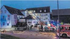  ?? FOTOS: FEY ?? In den Morgenstun­den werden Gäste aus dem Häfler Hotel Hotel Twenty Four Hellers evakuiert. Die Feuerwehr rückt mit einem Großaufgeb­ot an.