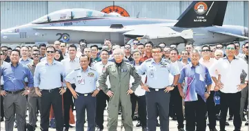  ??  ?? Affendi (centre) in a group photo with Royal Malaysian Air Force veterans during the 20th anniversar­y celebratio­n of the 18th Squadron ( F/A-18D Hornet). — Bernama photo