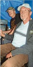  ?? Foto: Inge Pflüger ?? Die DJ’s Reinhard Raats (vorne) und Pit Güntner sind wieder bei der Oldie Nacht im Einsatz.